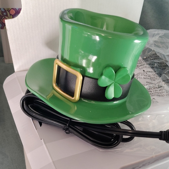 Scentsy Lucky Leprechaun Warmer with Vibrant Design - Picture 2 of 5